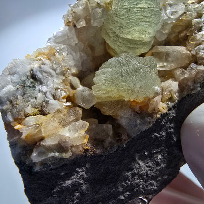 Prehnit Kugel, Calcit Würfel, Quarz auf Matrix Goboboseb, Namibia 82*52*30mm #12740