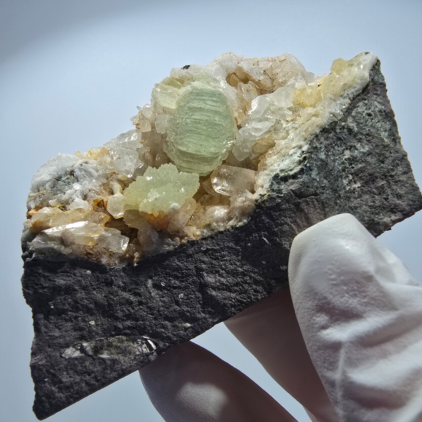 Prehnit Kugel, Calcit Würfel, Quarz auf Matrix Goboboseb, Namibia 82*52*30mm #12740