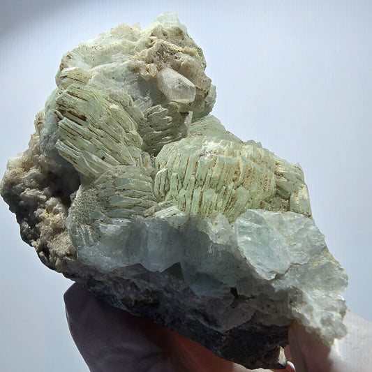 Prehnit Kugel, Quarz Spitzen auf Matrix Stufe Goboboseb, Namibia 72*57*36mm #12745
