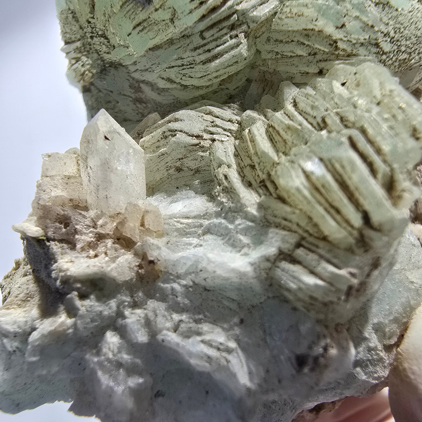 Prehnit Kugel, Quarz Spitzen auf Matrix Stufe Goboboseb, Namibia 72*57*36mm #12745