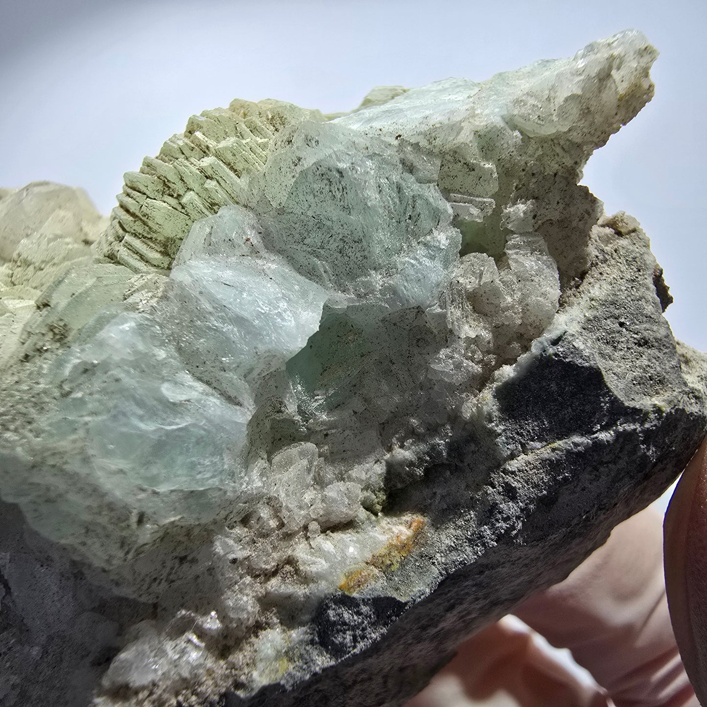 Prehnit Kugel, Quarz Spitzen auf Matrix Stufe Goboboseb, Namibia 72*57*36mm #12745