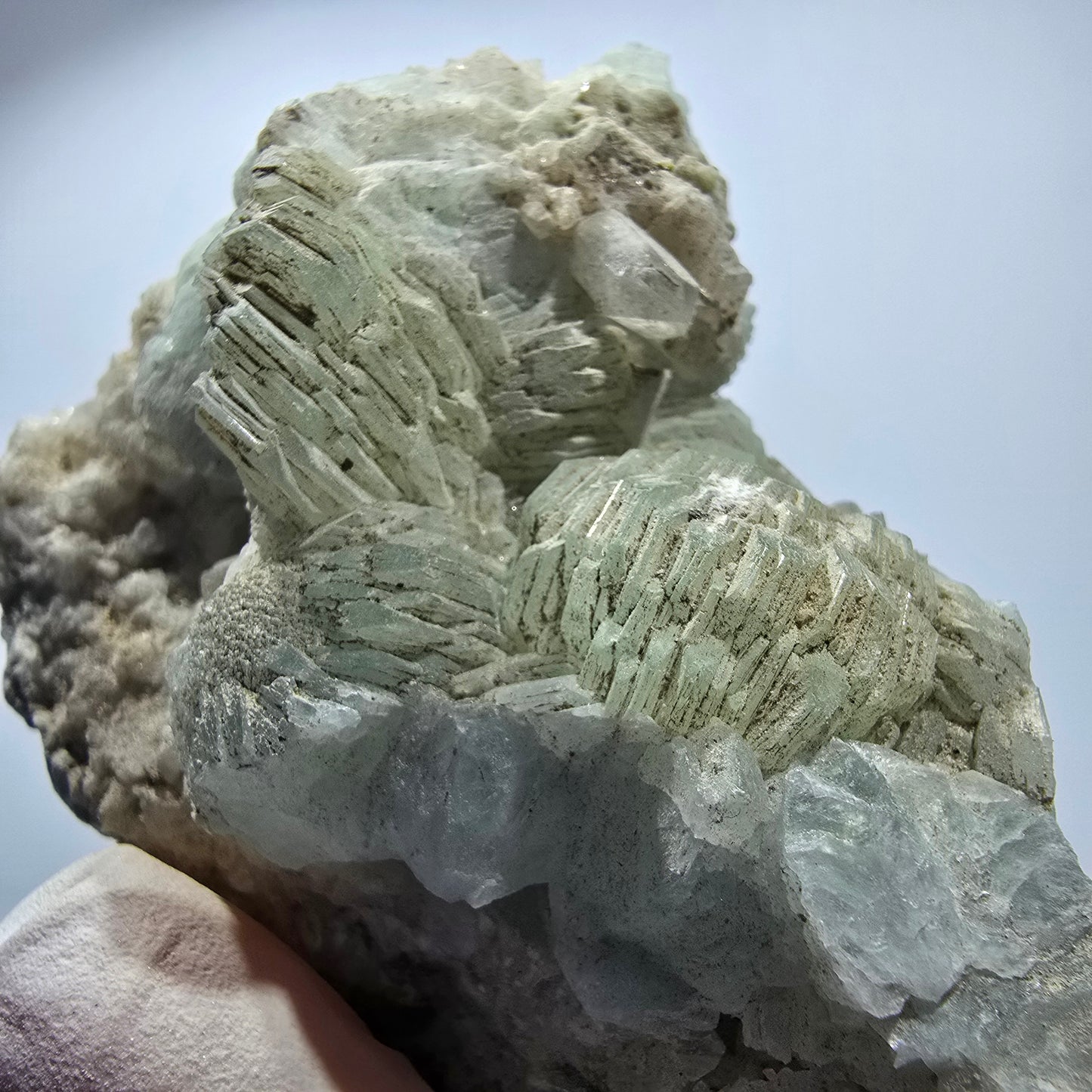 Prehnit Kugel, Quarz Spitzen auf Matrix Stufe Goboboseb, Namibia 72*57*36mm #12745