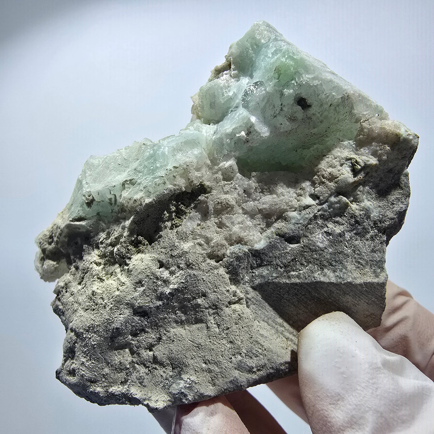 Prehnit Kugel, Quarz Spitzen auf Matrix Stufe Goboboseb, Namibia 72*57*36mm #12745