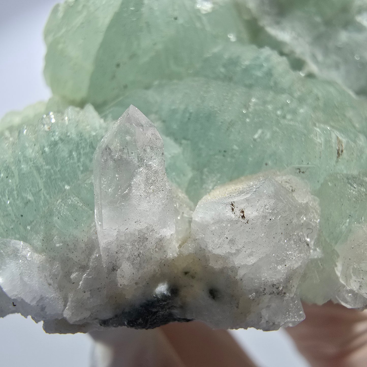 Prehnit Kugel, Quarz Spitzen auf Matrix Stufe Goboboseb, Namibia 66*50*38mm #12746