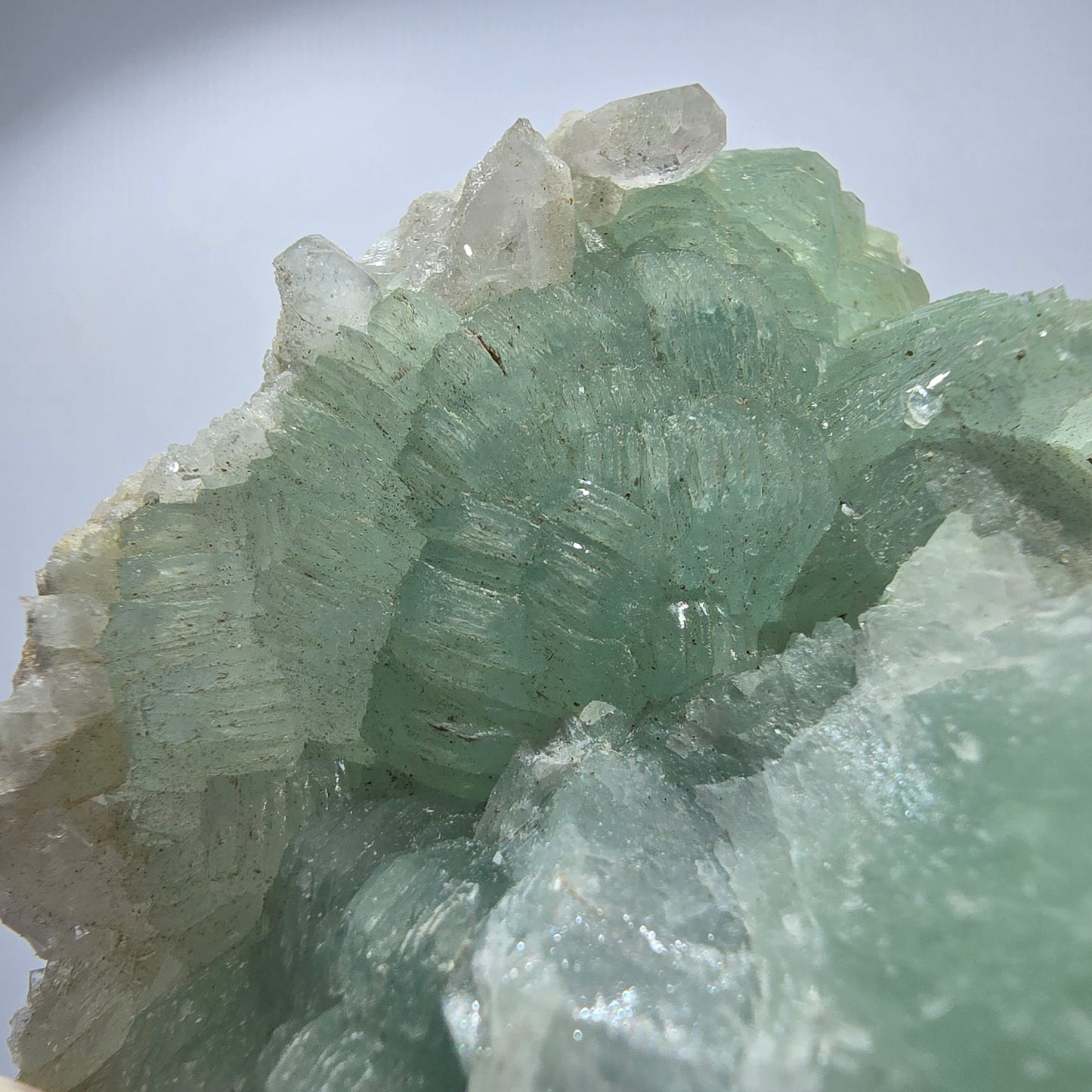 Prehnit Kugel, Quarz Spitzen auf Matrix Stufe Goboboseb, Namibia 66*50*38mm #12746