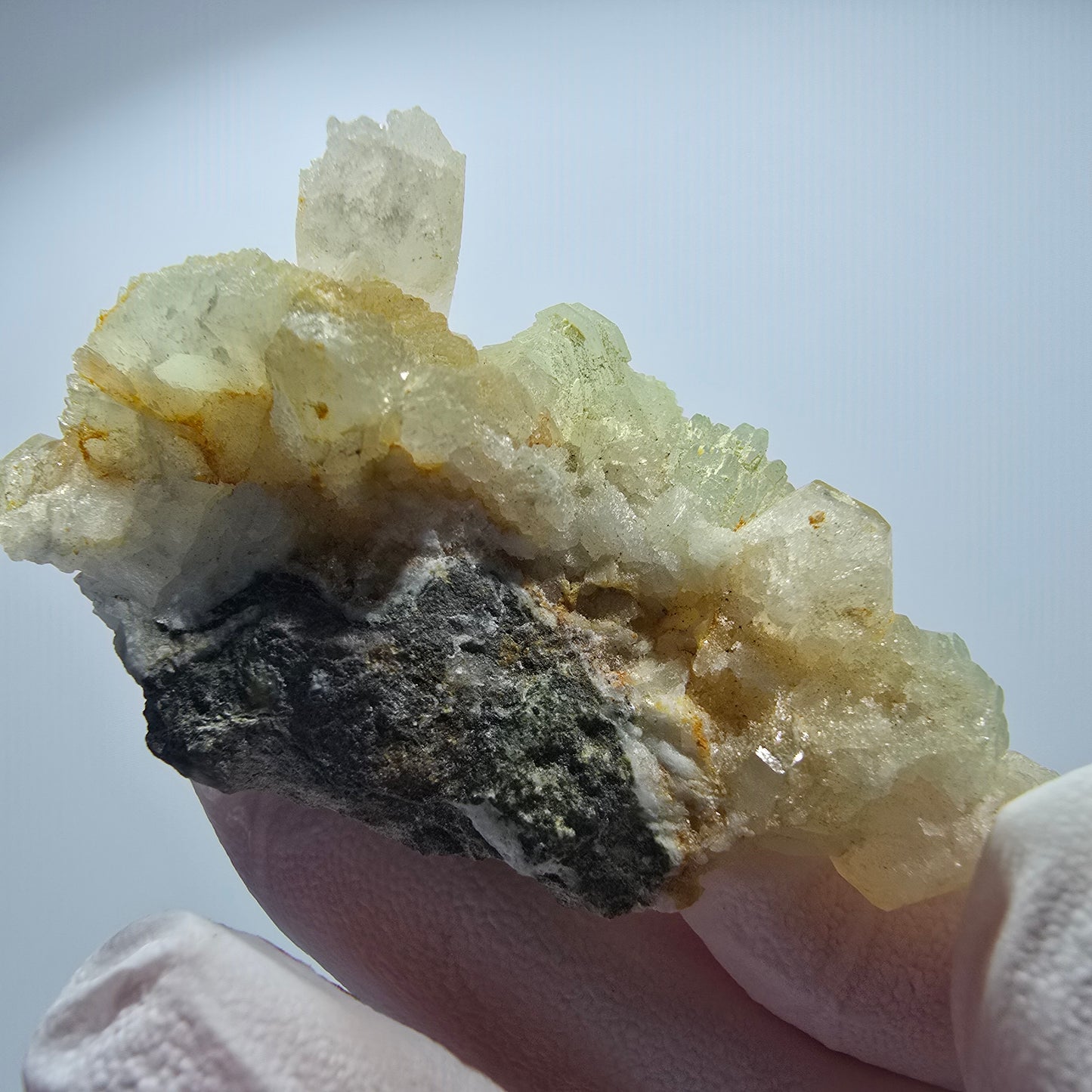 Prehnit Kugel, Amethyst Spitze auf Matrix Stufe Goboboseb, Namibia 54*30*25mm #12758
