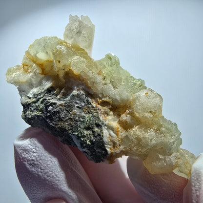 Prehnit Kugel, Amethyst Spitze auf Matrix Stufe Goboboseb, Namibia 54*30*25mm #12758