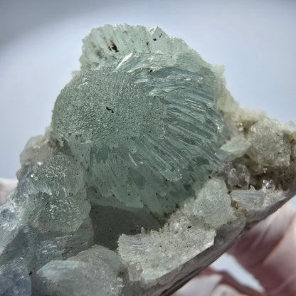Prehnit Kugel, Quarz auf Matrix Stufe Goboboseb, Namibia 54*35*23mm #12761
