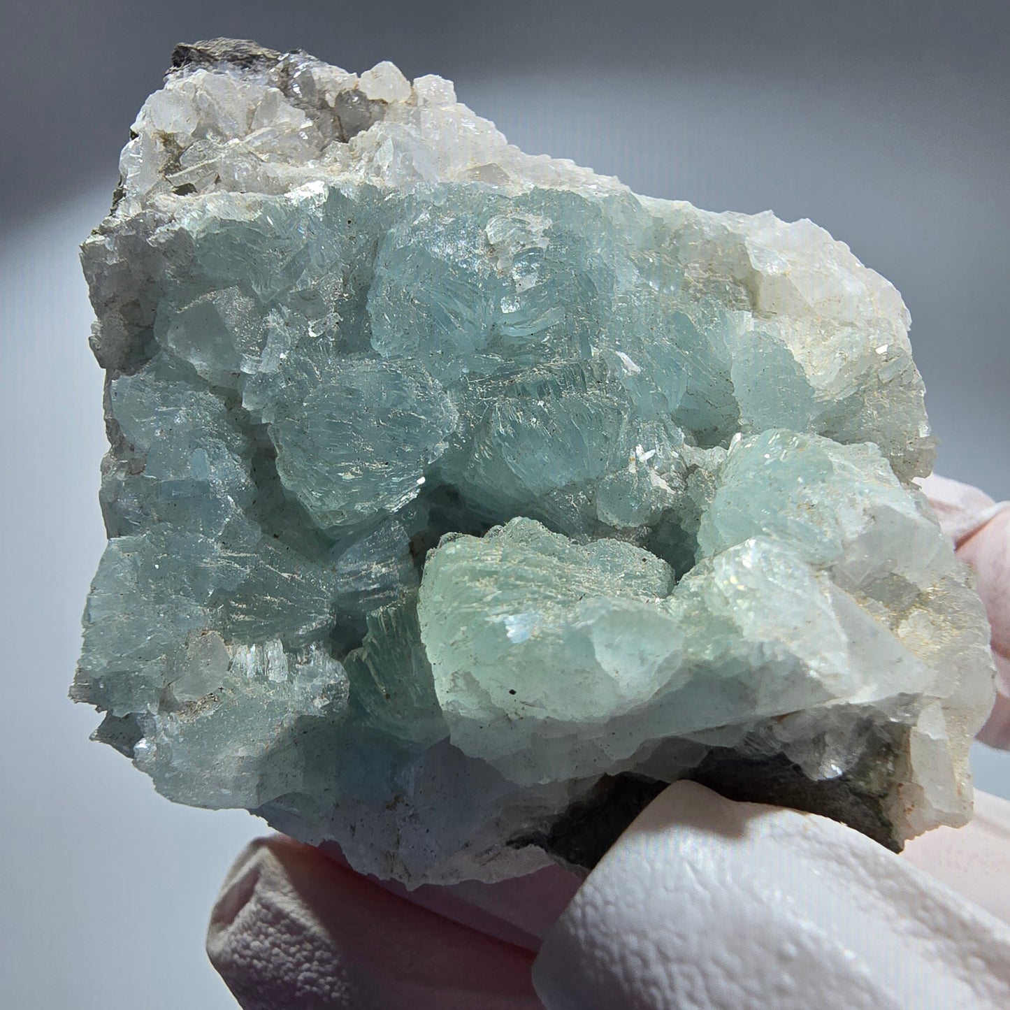 Sphère de préhnite, cube de calcite, quartz sur matrice Goboboseb, Namibie 48*47*30mm #12770