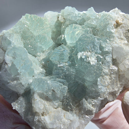 Sphère de préhnite, cube de calcite, quartz sur matrice Goboboseb, Namibie 48*47*30mm #12770