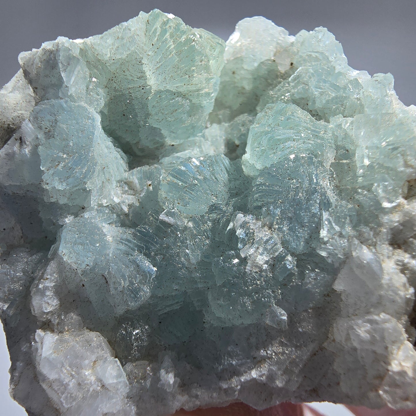 Sphère de préhnite, cube de calcite, quartz sur matrice Goboboseb, Namibie 48*47*30mm #12770