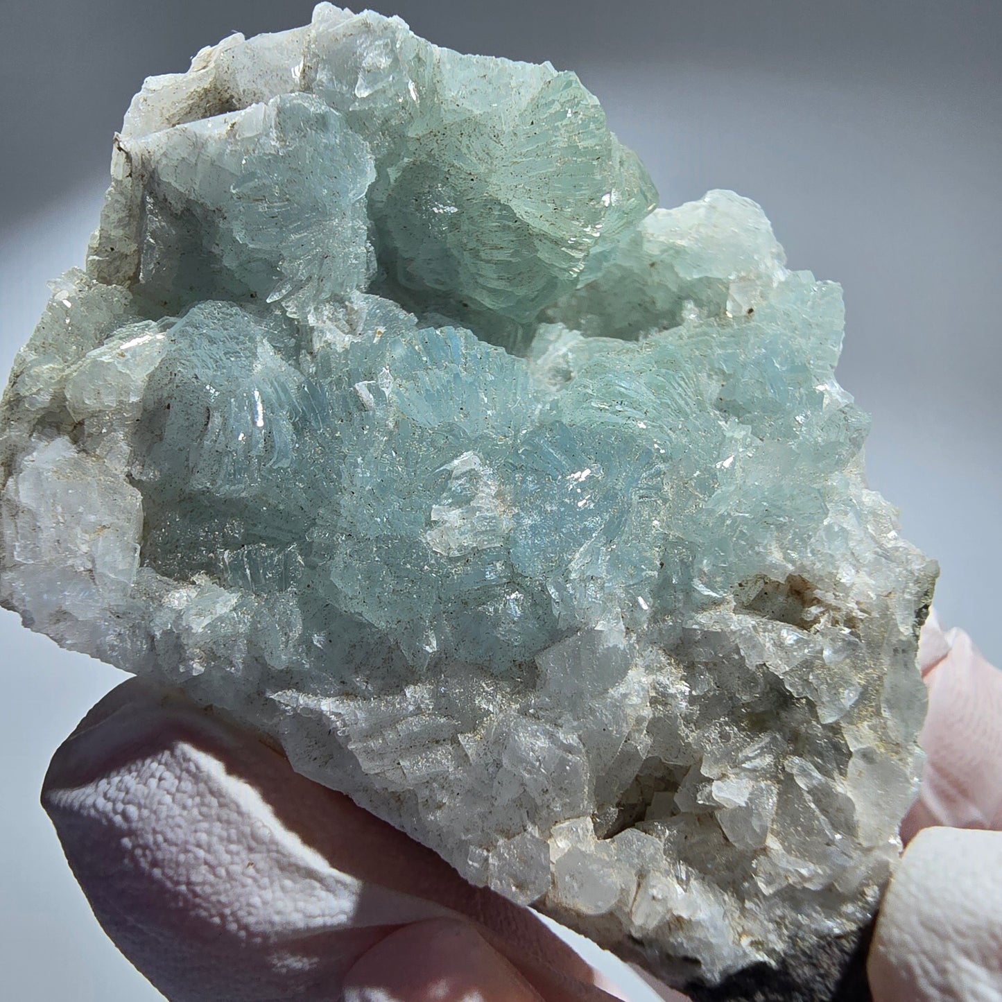 Sphère de préhnite, cube de calcite, quartz sur matrice Goboboseb, Namibie 48*47*30mm #12770