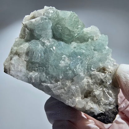 Sphère de préhnite, cube de calcite, quartz sur matrice Goboboseb, Namibie 48*47*30mm #12770
