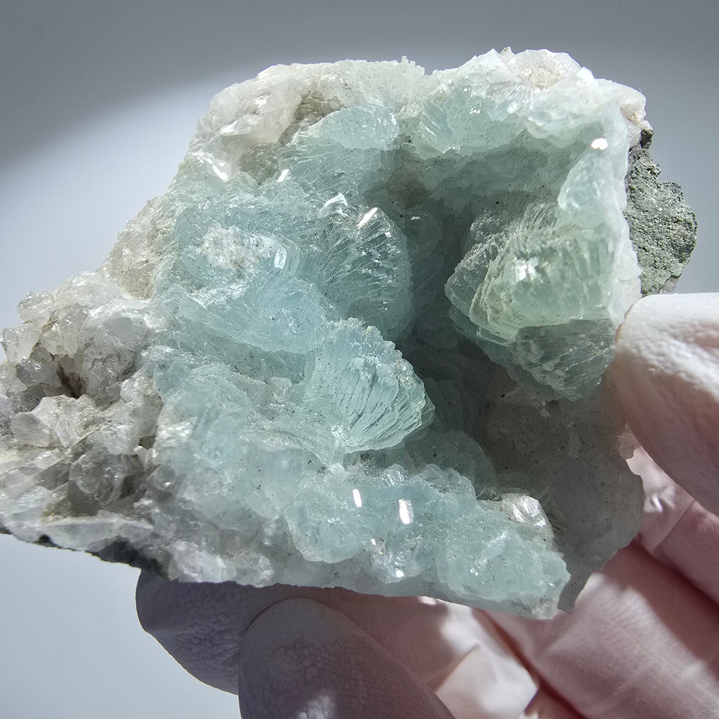 Sphère de préhnite, cube de calcite, quartz sur matrice Goboboseb, Namibie 48*47*30mm #12770