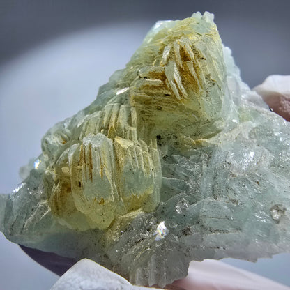Prehnit Kugel, Epidot auf Matrix - alter Fund Goboboseb, Namibia 59*52*23mm #12772
