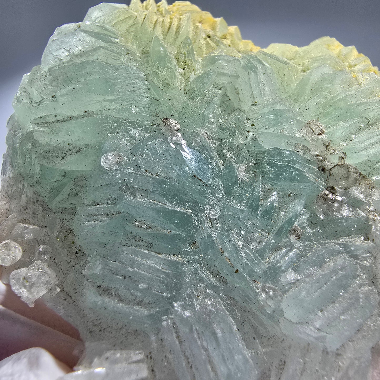 Prehnit Kugel, Epidot auf Matrix - alter Fund Goboboseb, Namibia 59*52*23mm #12772