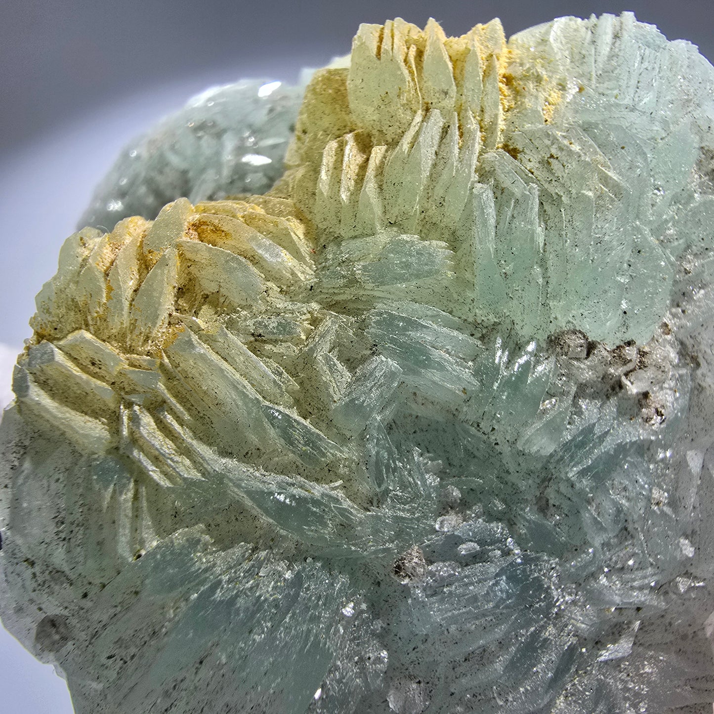 Prehnit Kugel, Epidot auf Matrix - alter Fund Goboboseb, Namibia 59*52*23mm #12772