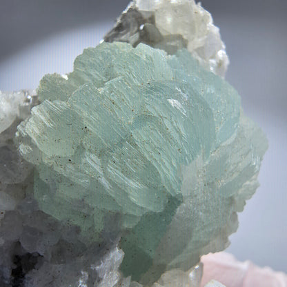 Prehnit Kugel, Calcit Würfel, Quarz auf Matrix Goboboseb, Namibia 62*47*24mm #12773