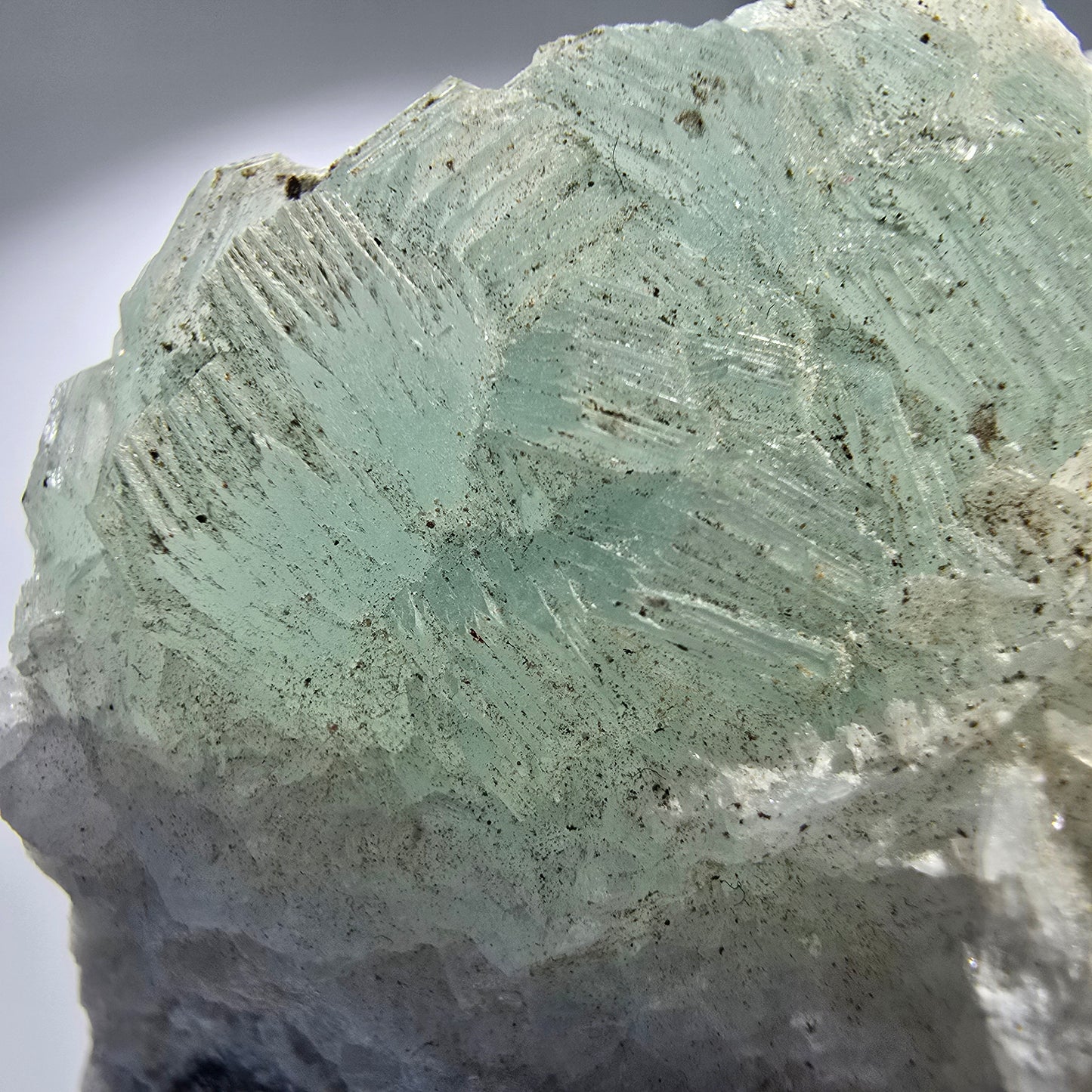 Prehnit Kugel, Quarz auf Matrix Stufe Goboboseb, Namibia 67*39*35mm #12776