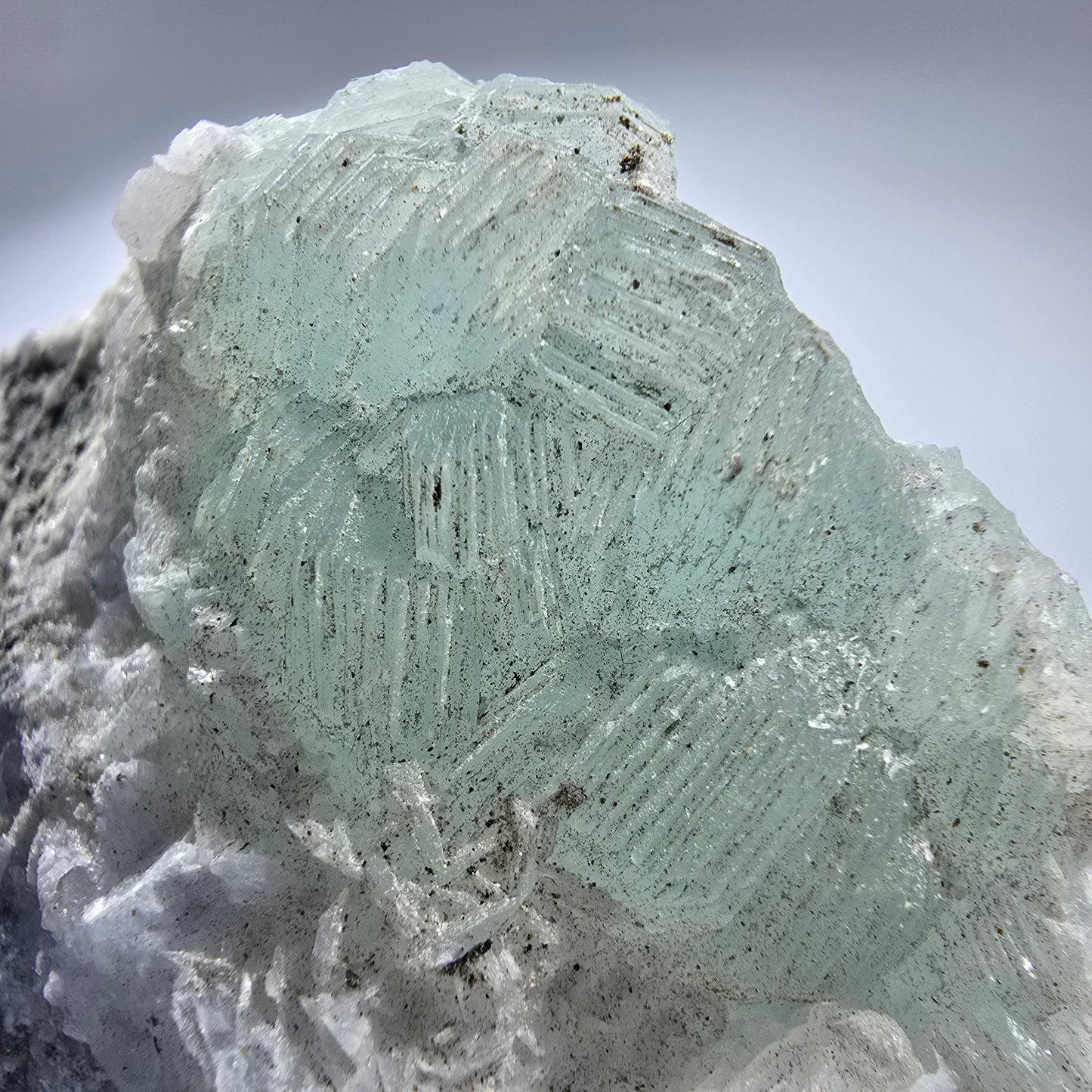 Prehnit Kugel, Quarz auf Matrix Stufe Goboboseb, Namibia 67*39*35mm #12776