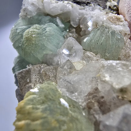 Prehnit Kugel, Calcit Würfel, Quarz auf Matrix Goboboseb, Namibia 63*57*32mm #12777