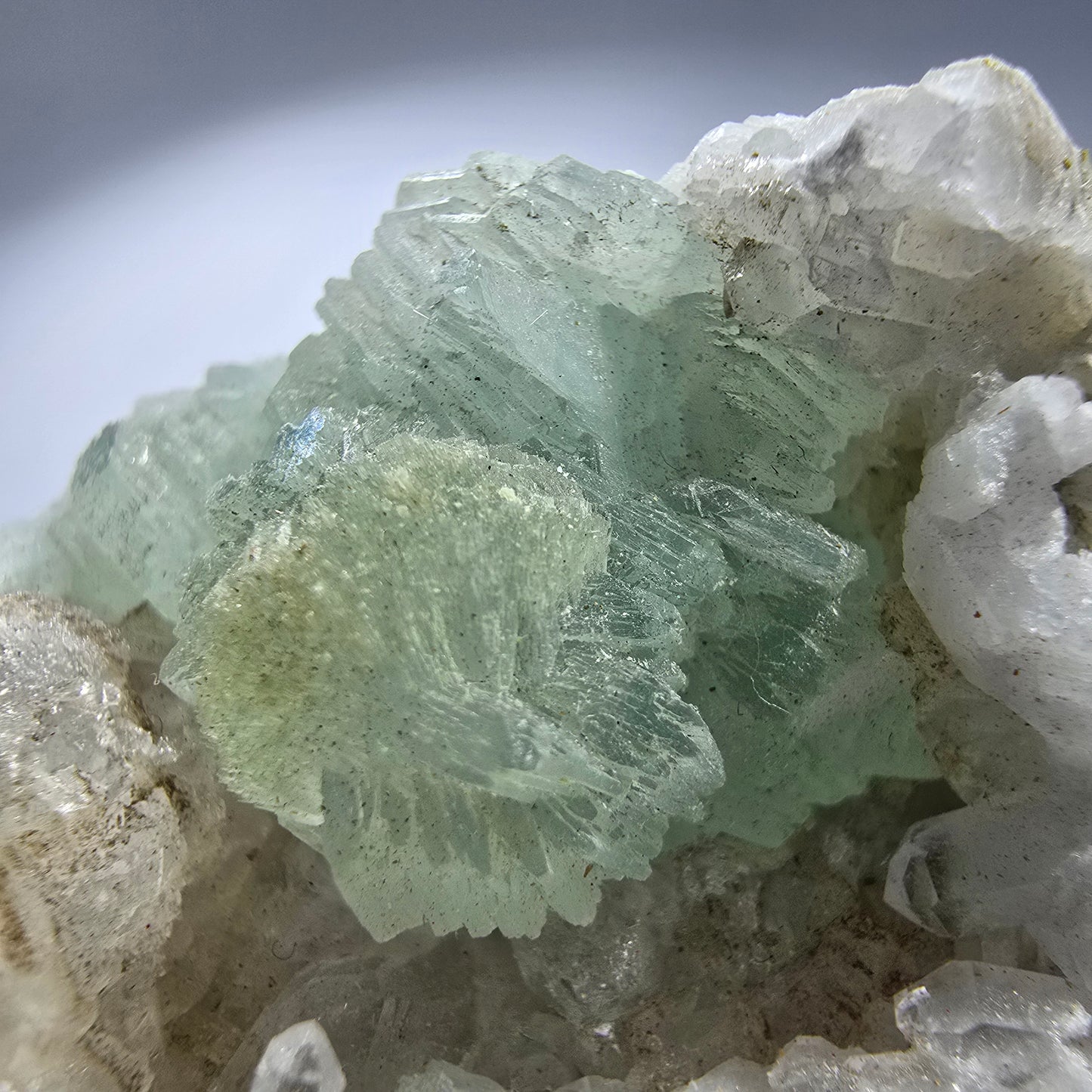 Prehnit Kugel, Calcit Würfel, Quarz auf Matrix Goboboseb, Namibia 63*57*32mm #12777