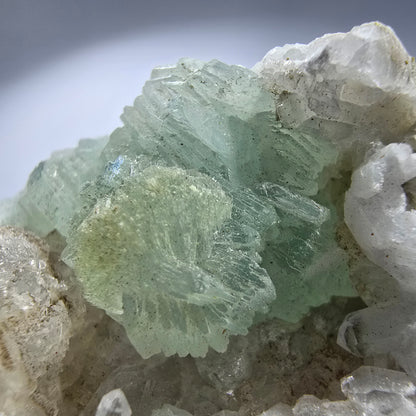 Prehnit Kugel, Calcit Würfel, Quarz auf Matrix Goboboseb, Namibia 63*57*32mm #12777