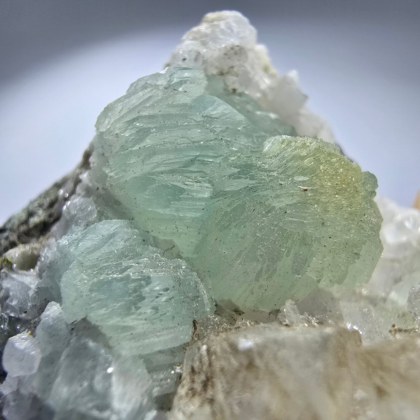 Prehnit Kugel, Calcit Würfel, Quarz auf Matrix Goboboseb, Namibia 63*57*32mm #12777