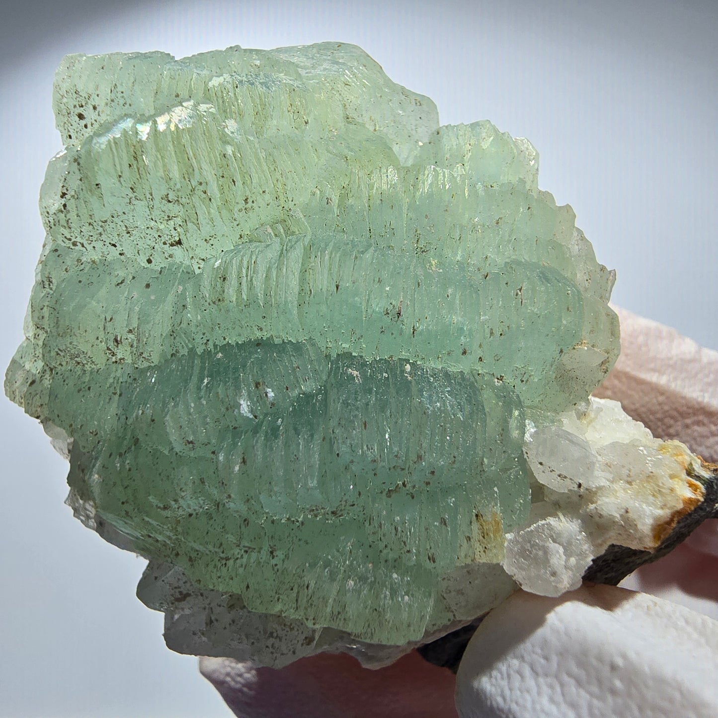 Boule de prehnite, cube de calcite, quartz sur matrice Goboboseb, Namibie 54*45*30mm #12780