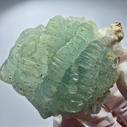 Boule de prehnite, cube de calcite, quartz sur matrice Goboboseb, Namibie 54*45*30mm #12780