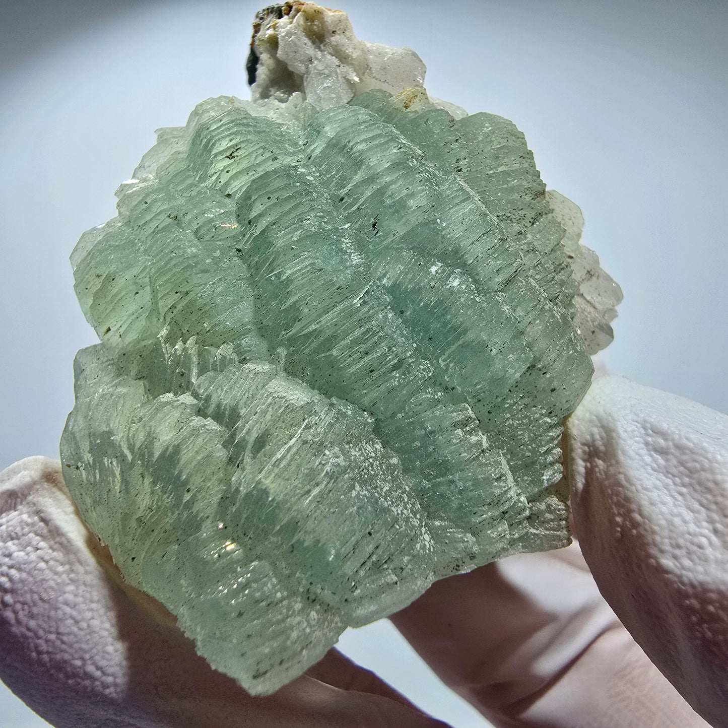 Boule de prehnite, cube de calcite, quartz sur matrice Goboboseb, Namibie 54*45*30mm #12780