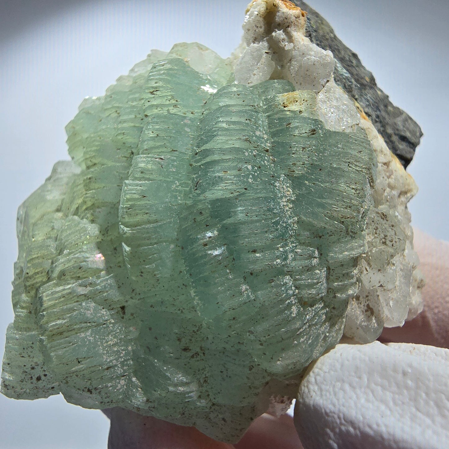 Boule de prehnite, cube de calcite, quartz sur matrice Goboboseb, Namibie 54*45*30mm #12780