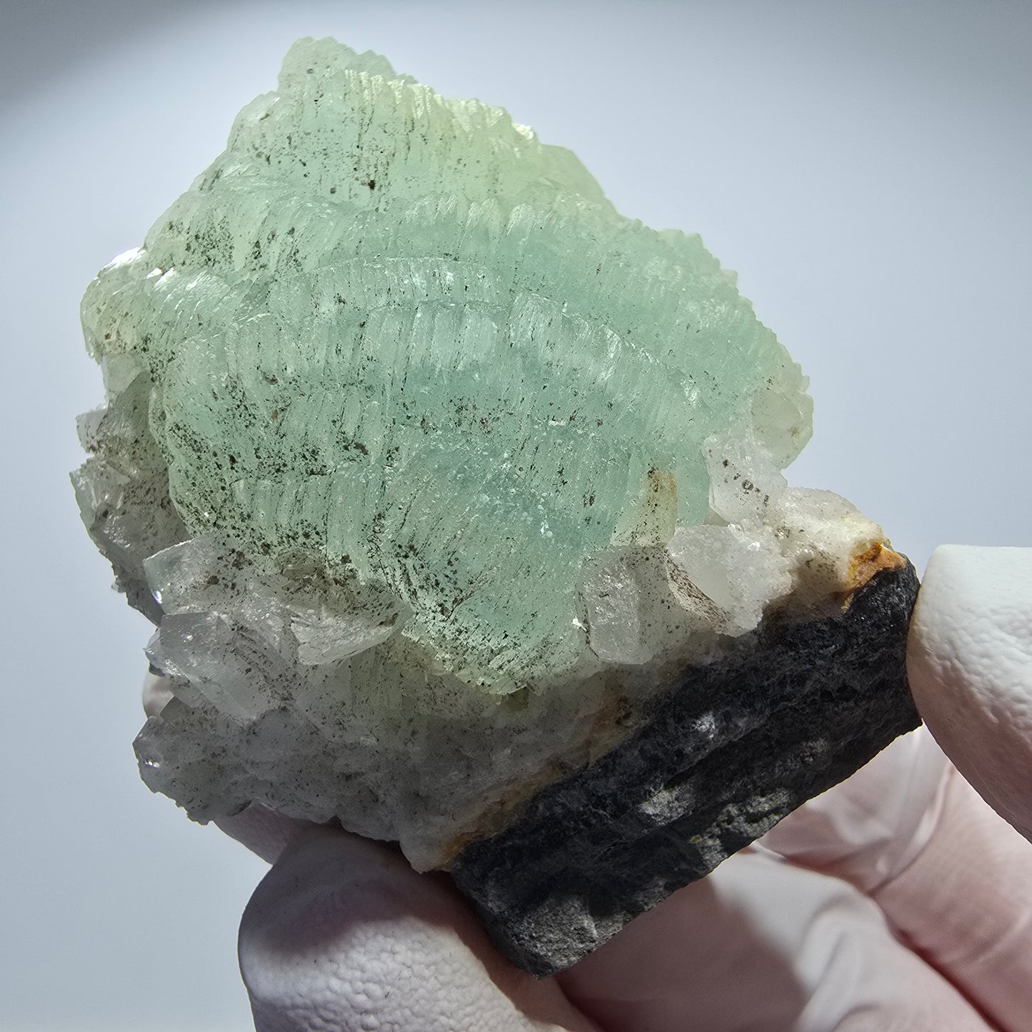 Boule de prehnite, cube de calcite, quartz sur matrice Goboboseb, Namibie 54*45*30mm #12780