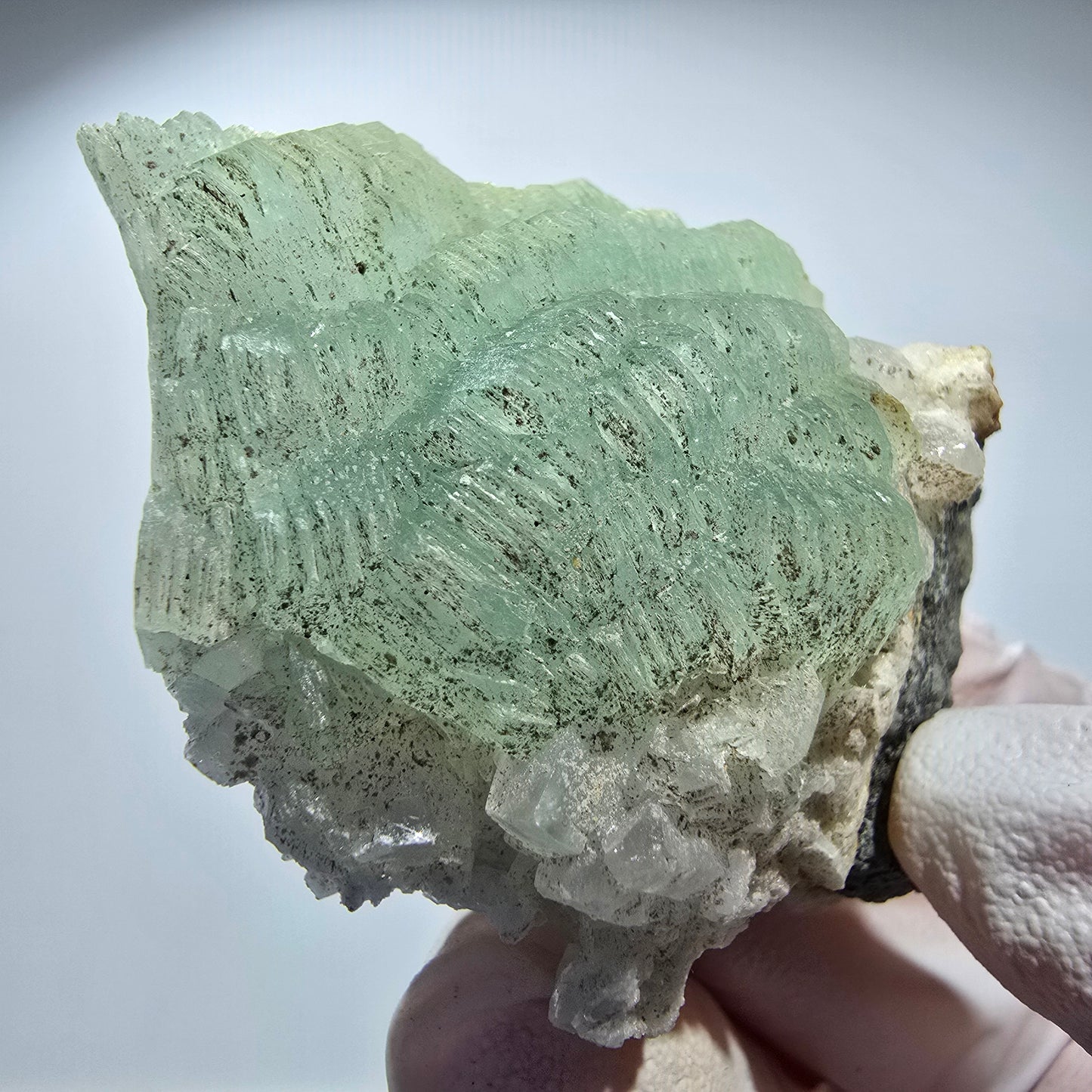 Boule de prehnite, cube de calcite, quartz sur matrice Goboboseb, Namibie 54*45*30mm #12780