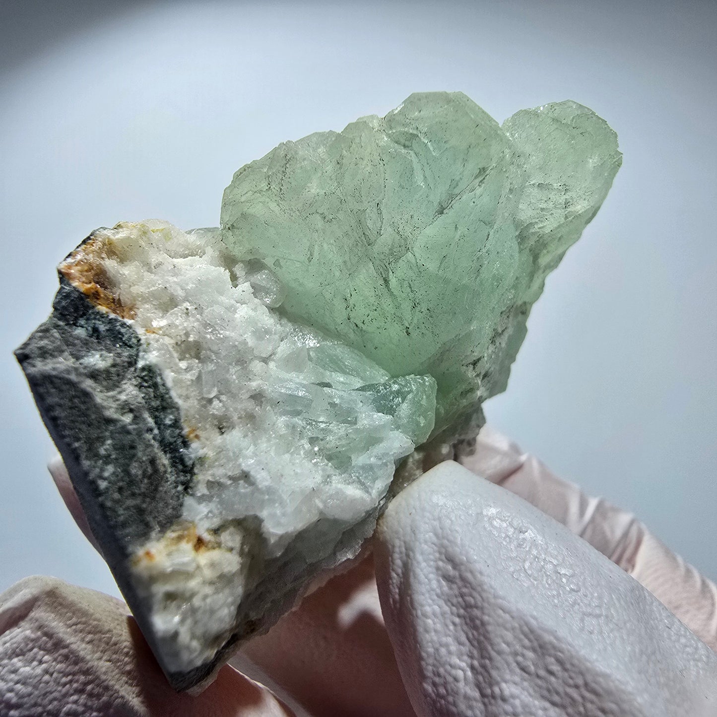 Boule de prehnite, cube de calcite, quartz sur matrice Goboboseb, Namibie 54*45*30mm #12780