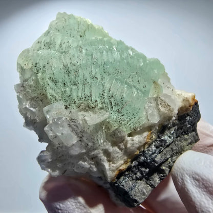 Boule de prehnite, cube de calcite, quartz sur matrice Goboboseb, Namibie 54*45*30mm #12780