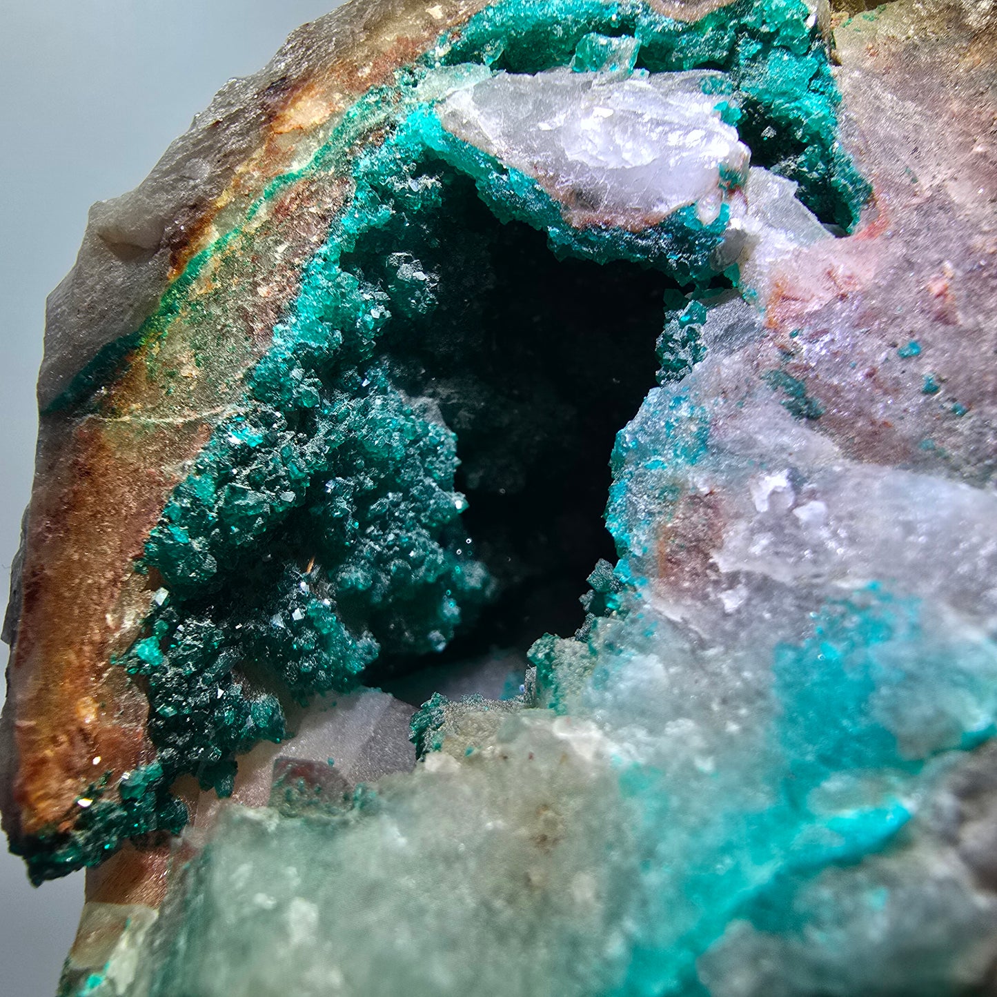 Dioptas auf Quarz Stufe Kaokoveld, Namibia 73*53*51mm #12824