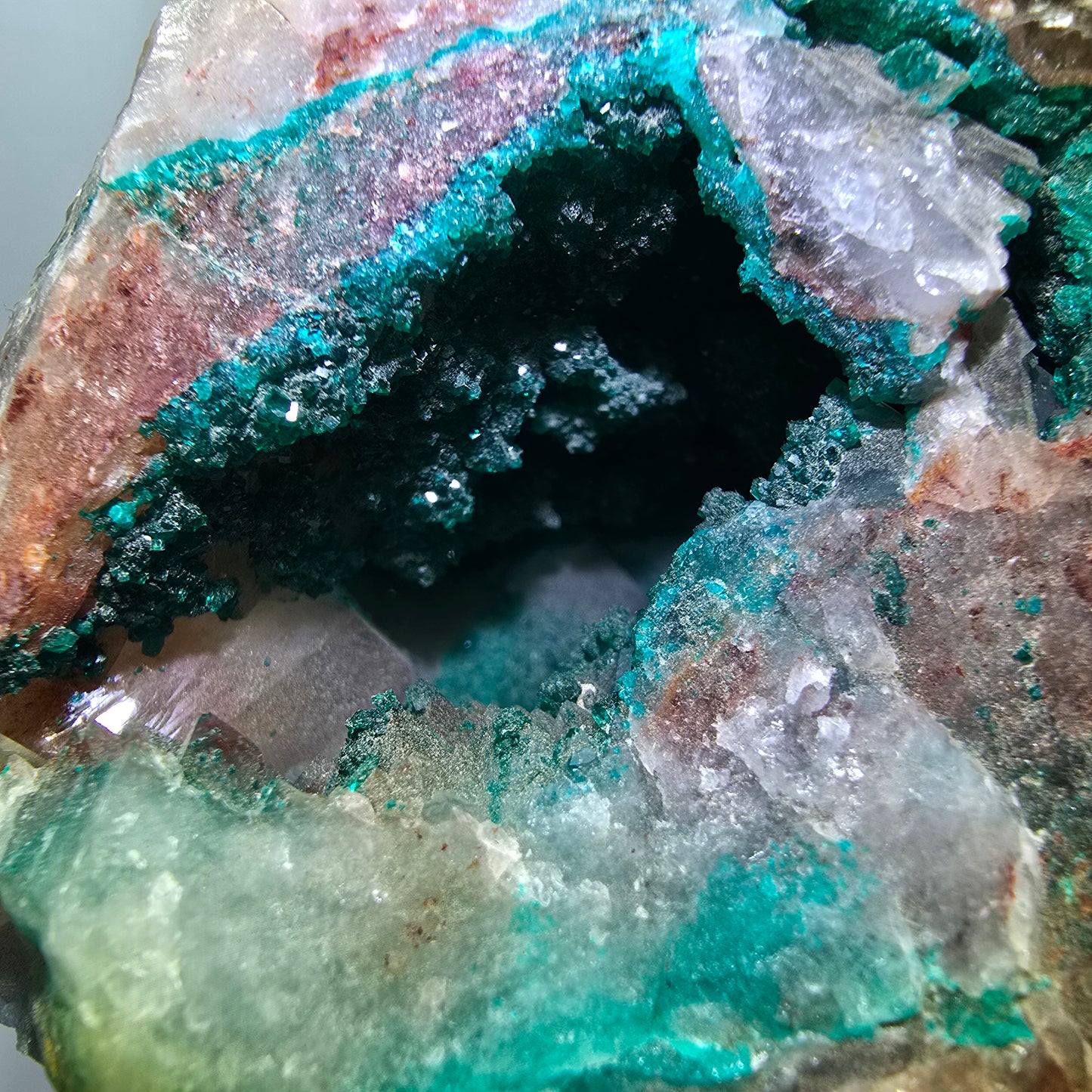Dioptas auf Quarz Stufe Kaokoveld, Namibia 73*53*51mm #12824