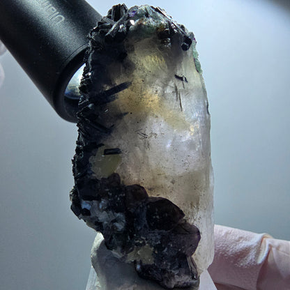 Cubes de fluorite colorés, quartz fumé, tourmaline schorl, muscovite Erongo, Namibie 66*33*12mm #12833