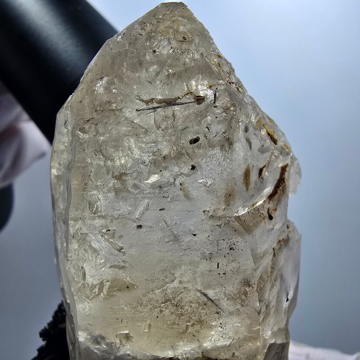 Quartz enfumé squelette enhydro, schorl, hyalite, 2x bulles (grandes) Erongo, Namibie 76*44*34mm #12837