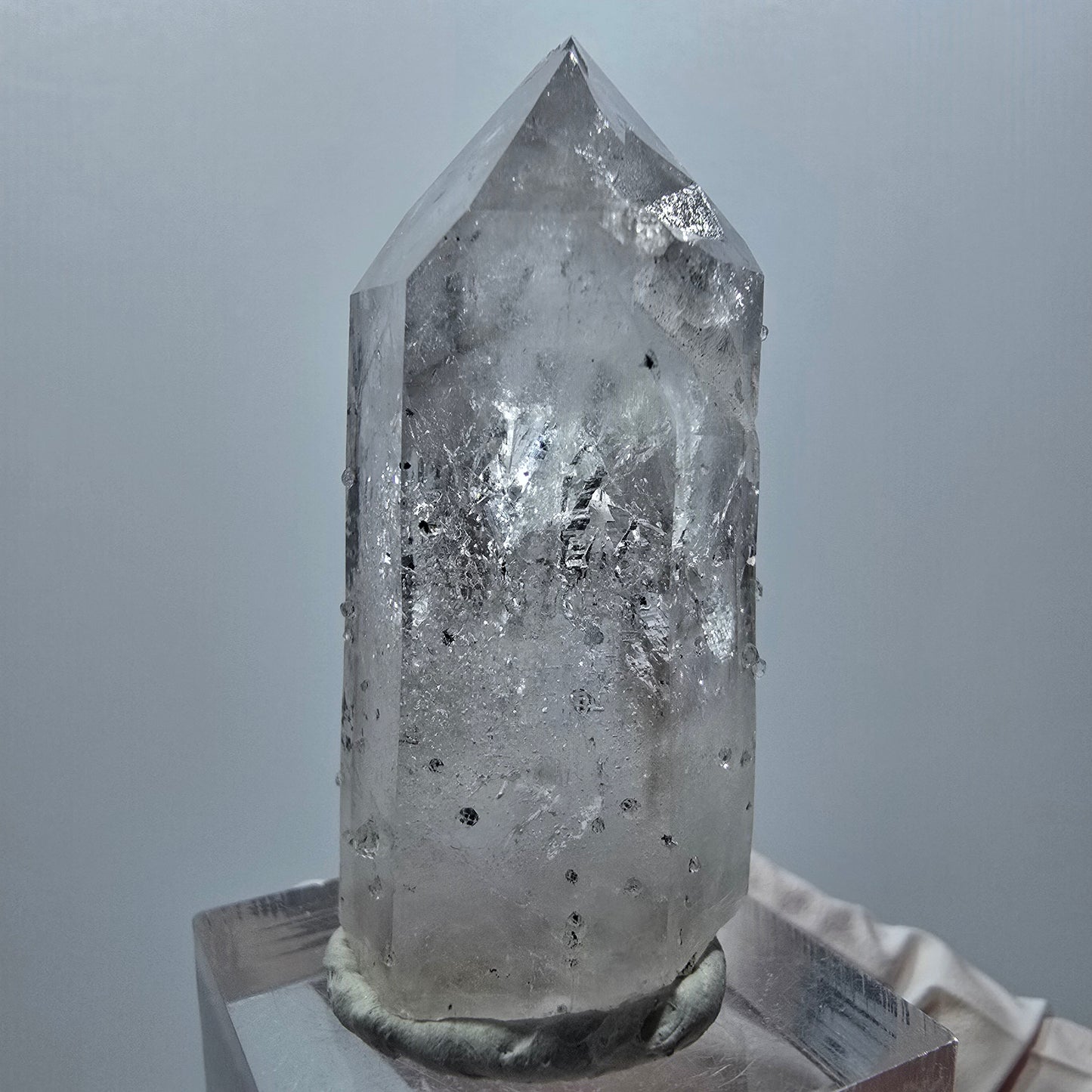 Quartz clair avec analcime, hématite pointe Streep Mine Goboboseb Namibie 47*18*19mm #12864