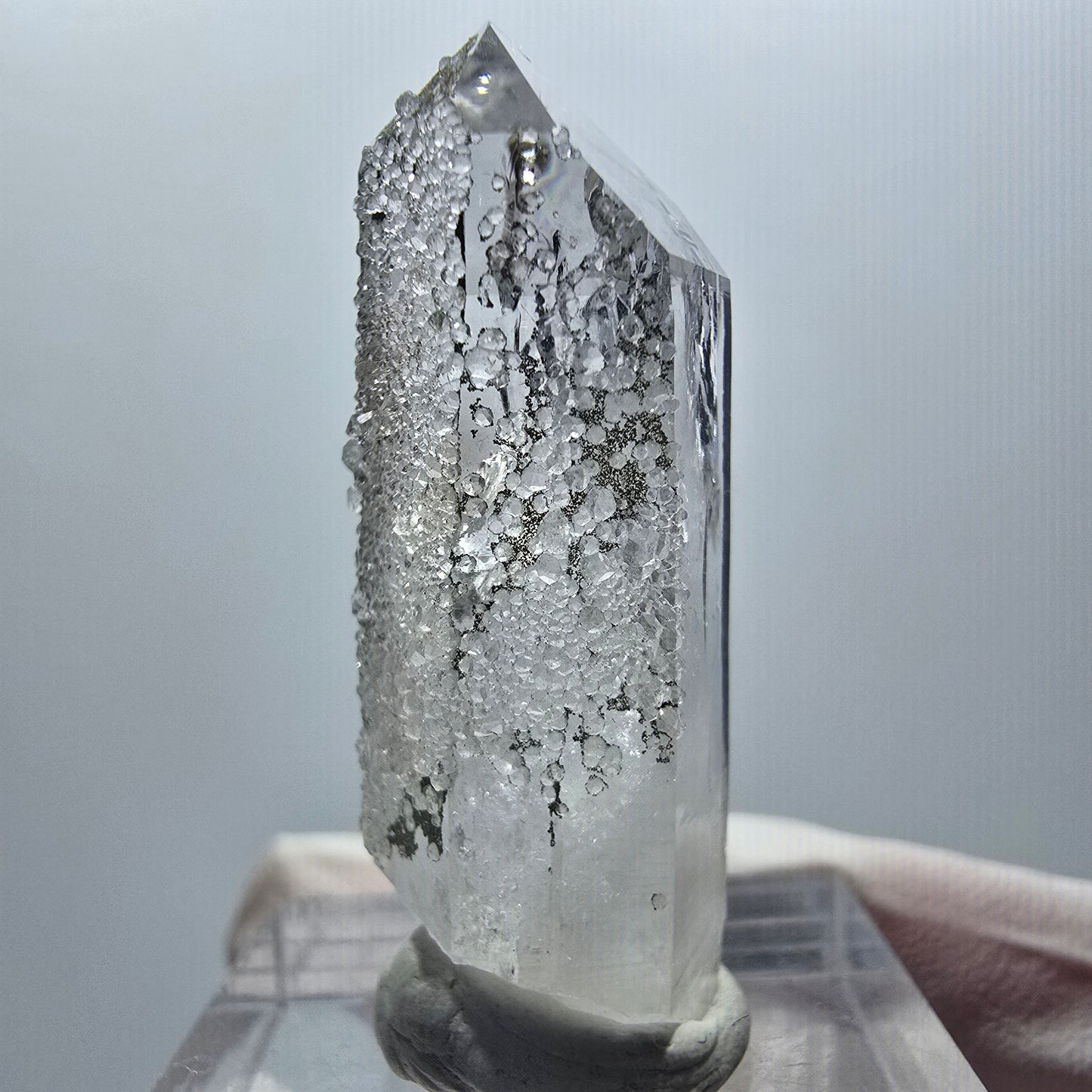 Pointe de quartz clair avec pointe d'analcime Mine Streep Goboboseb Namibie 36*12*11mm #12865