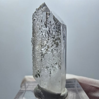 Pointe de quartz clair avec pointe d'analcime Mine Streep Goboboseb Namibie 36*12*11mm #12865