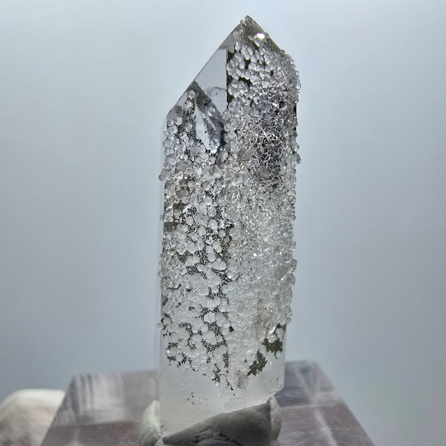 Pointe de quartz clair avec pointe d'analcime Mine Streep Goboboseb Namibie 36*12*11mm #12865