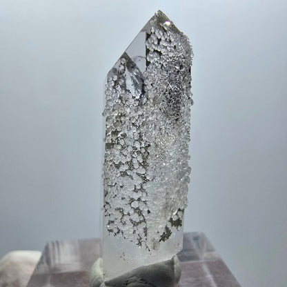 Pointe de quartz clair avec pointe d'analcime Mine Streep Goboboseb Namibie 36*12*11mm #12865