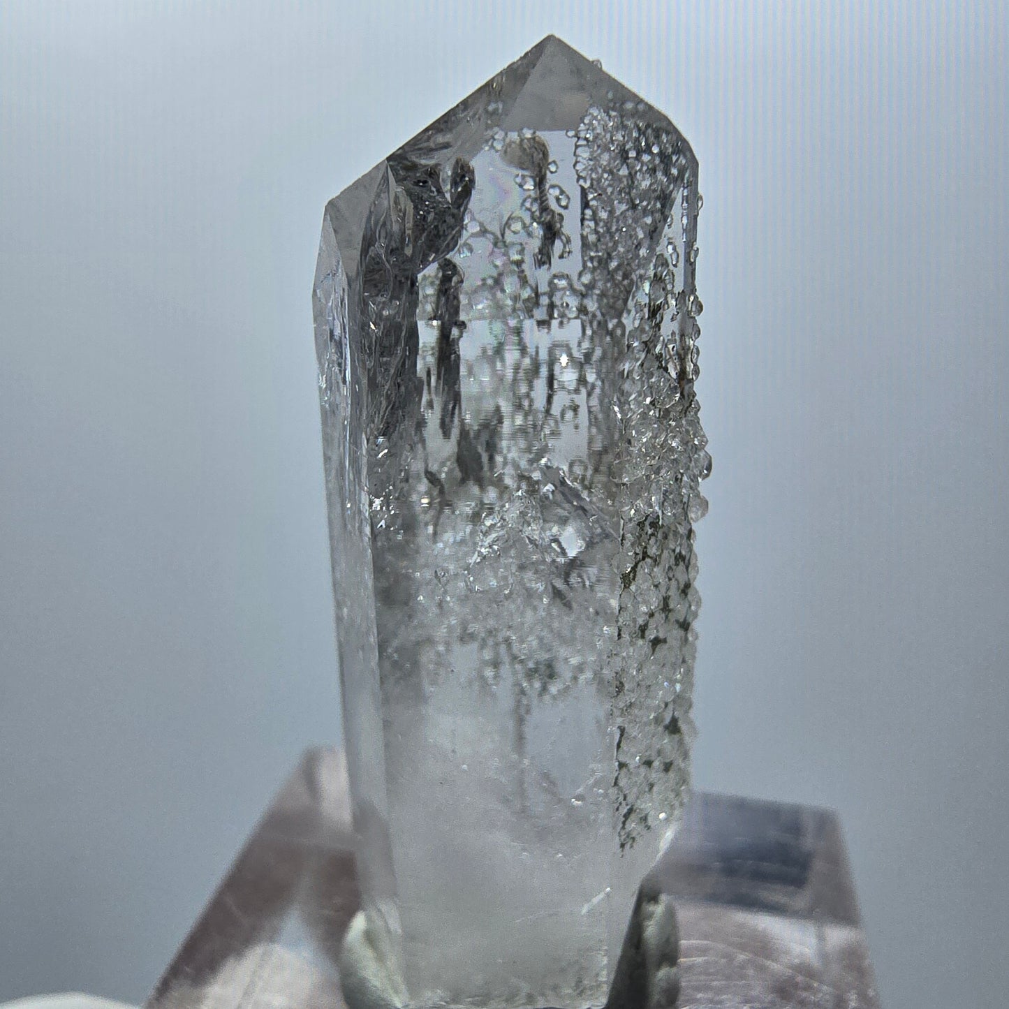 Pointe de quartz clair avec pointe d'analcime Mine Streep Goboboseb Namibie 36*12*11mm #12865