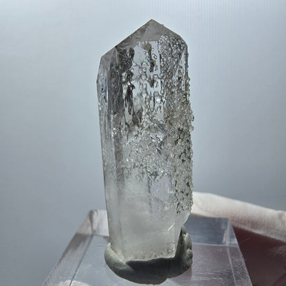 Pointe de quartz clair avec pointe d'analcime Mine Streep Goboboseb Namibie 36*12*11mm #12865
