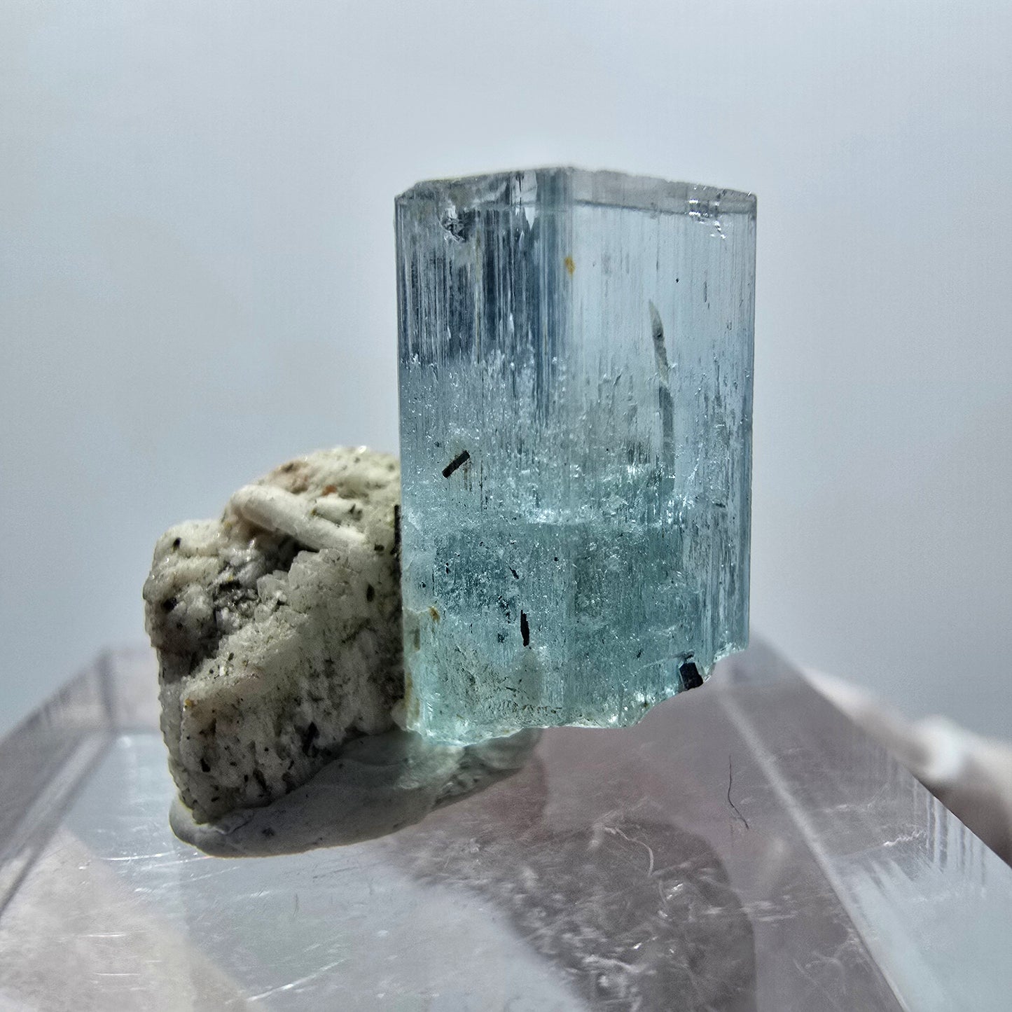 Klarer Aquamarin X Kristall mit Orthoklas Erongo, Namibia 17*14*14mm #12909