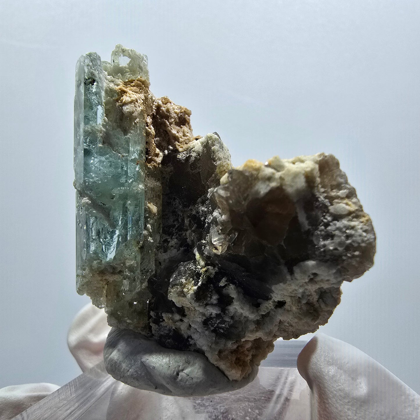 Klarer Aquamarin X Kristall auf Orthoklas, Rauchquarz Erongo, Namibia 40*34*24mm #12910