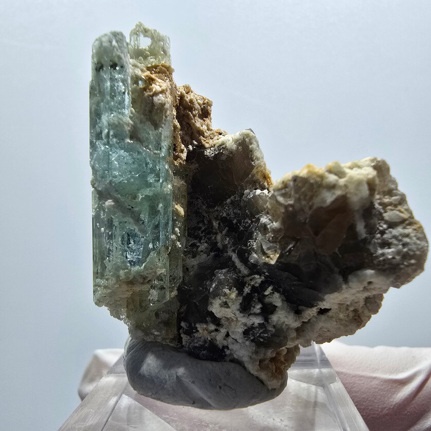 Klarer Aquamarin X Kristall auf Orthoklas, Rauchquarz Erongo, Namibia 40*34*24mm #12910